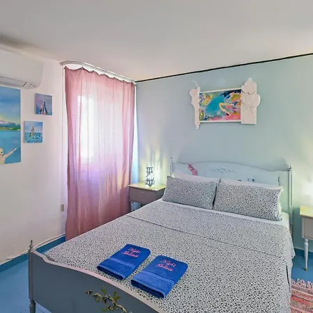 Night Galleria - Bed & Art In - The Pink House *