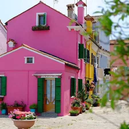Night Galleria - Bed & Art In - The Pink House Holiday home