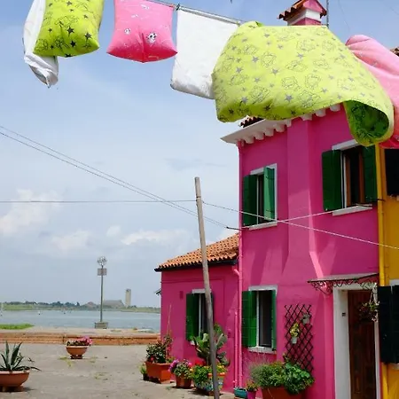 Night Galleria - Bed & Art In - The Pink House Holiday home