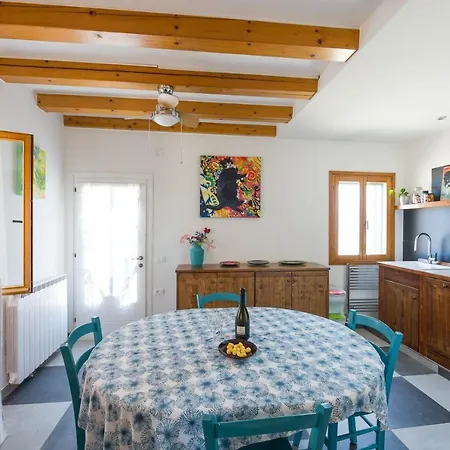 Night Galleria - Bed & Art In - The Pink House