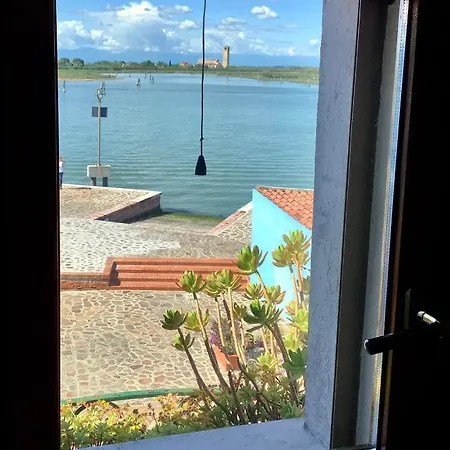 Night Galleria - Bed & Art In - The Pink House *